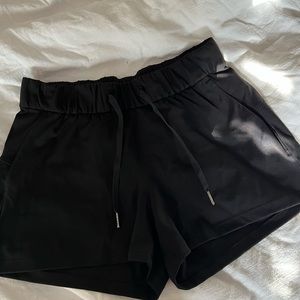 Black lululemon On The Fly Short 2.5” - Size 6